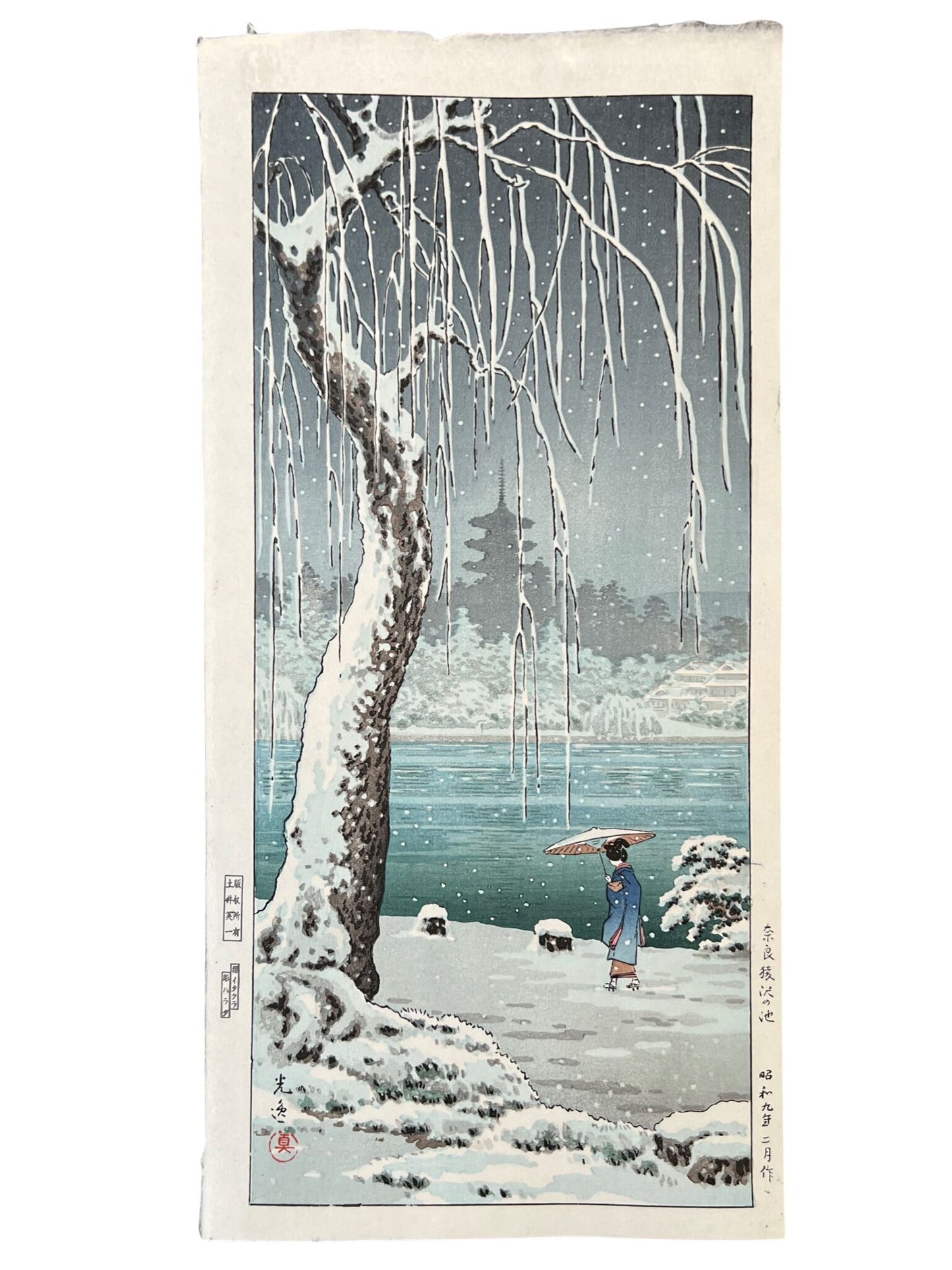 estampe japonaise de koitsu paysage de neige etang et arbre gele, personne qui marche le long de l'étang, pagode en arrière plan